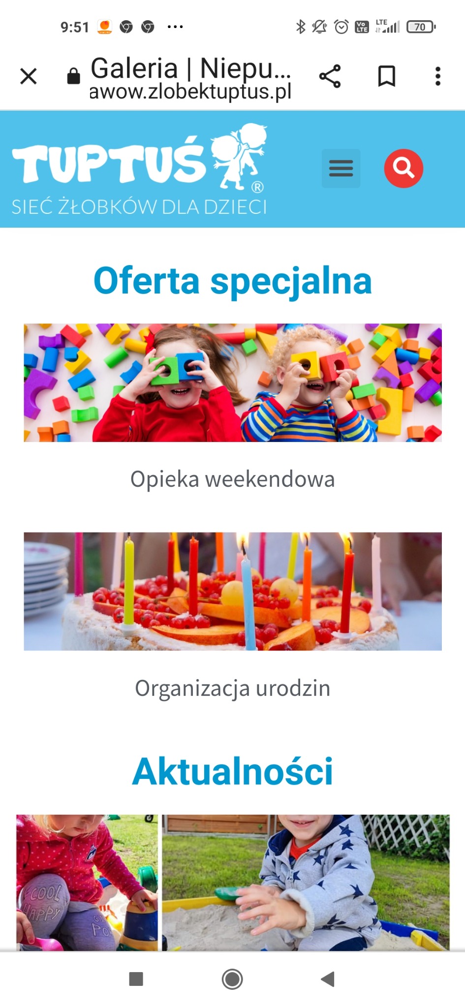 Strona internetowa żłobka TUPTUŚ z ofertą specjalną: dzieci bawią się kolorowymi klockami, tort urodzinowy z owocami i świeczkami, maluchy bawią się w piaskownicy.