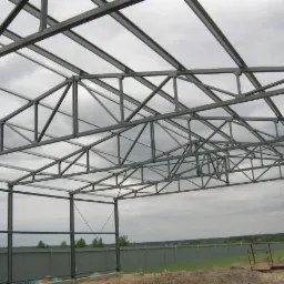 Konstrukcja stalowa hali w Bydgoszczy, widok od wewnątrz, z widocznym szkieletem dachu i ścian, przygotowana pod montaż płyt warstwowych.