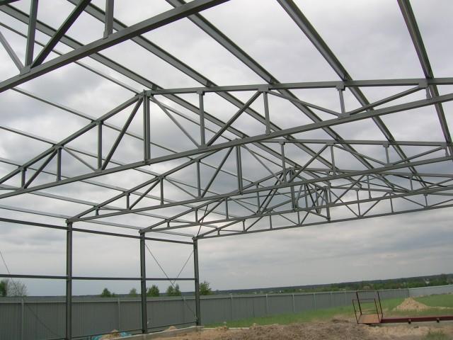 Konstrukcja stalowa hali w Bydgoszczy, widok od wewnątrz, z widocznym szkieletem dachu i ścian, przygotowana pod montaż płyt warstwowych.