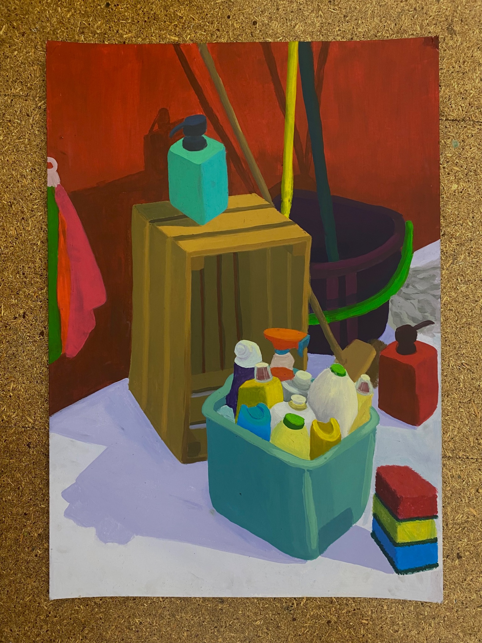 Akrylowe malarstwo przedstawiające martwą naturę z artykułami gospodarstwa domowego: wiadro, mop, detergenty, gąbki, butelki z pompką, ustawione na fioletowo-białym tle.