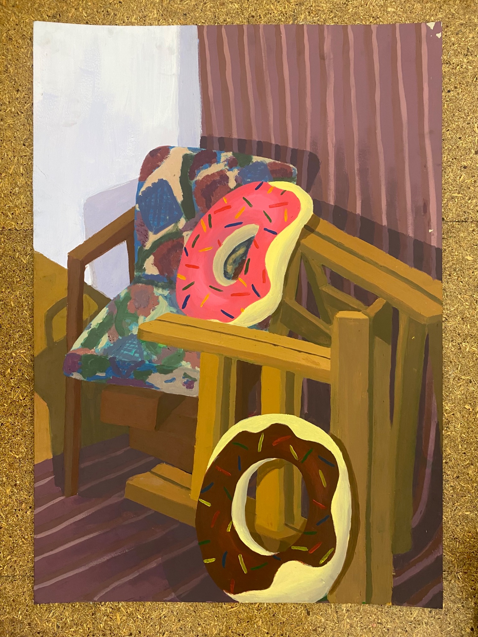 Akrylowe malowidło przedstawiające dwa pączki na krześle, z różowym i czekoladowym lukrem, na tle pokoju z zasłonami.