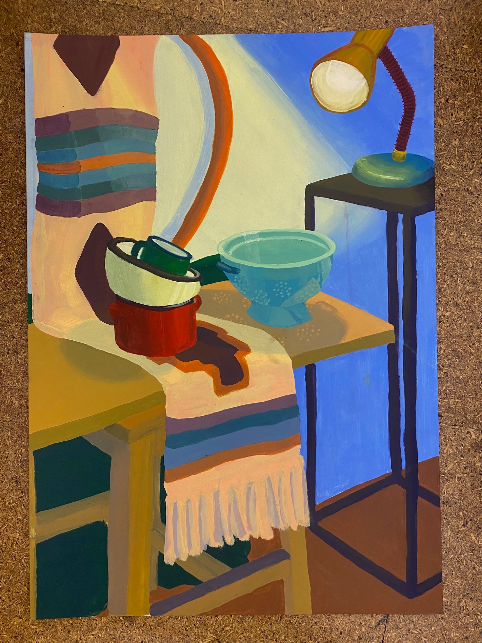 Akrylowa martwa natura z Kobyłki: lampka biurkowa oświetla miski i naczynia ustawione na stole przy oknie, całość w geometrycznym stylu.