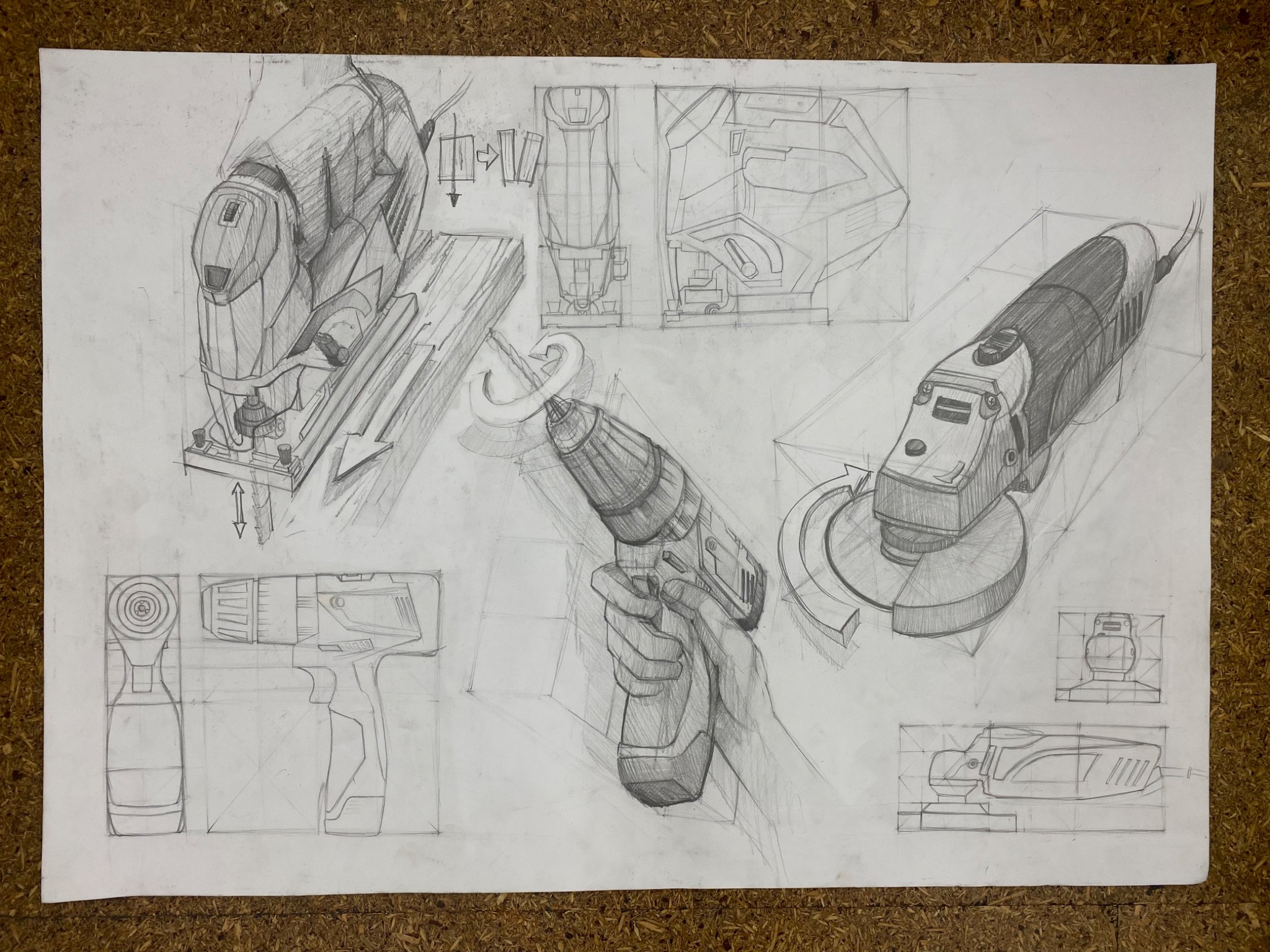 Szkic ołówkiem przedstawiający różne elektronarzędzia: wyrzynarkę tnącą drewno, wiertarkę trzymaną w dłoni oraz szlifierkę kątową, wszystkie w rzutach izometrycznych i ortogonalnych, na arkuszu...