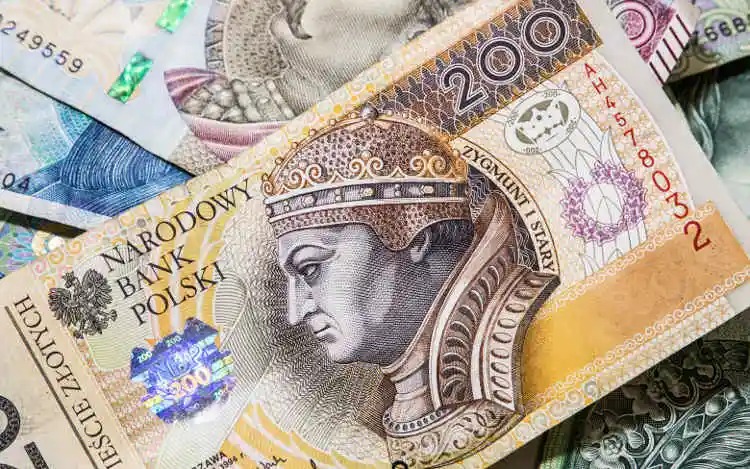 Stos banknotów polskich złotych, z dominującym banknotem 200 zł z wizerunkiem Zygmunta I Starego, ułożonych pod różnymi kątami.