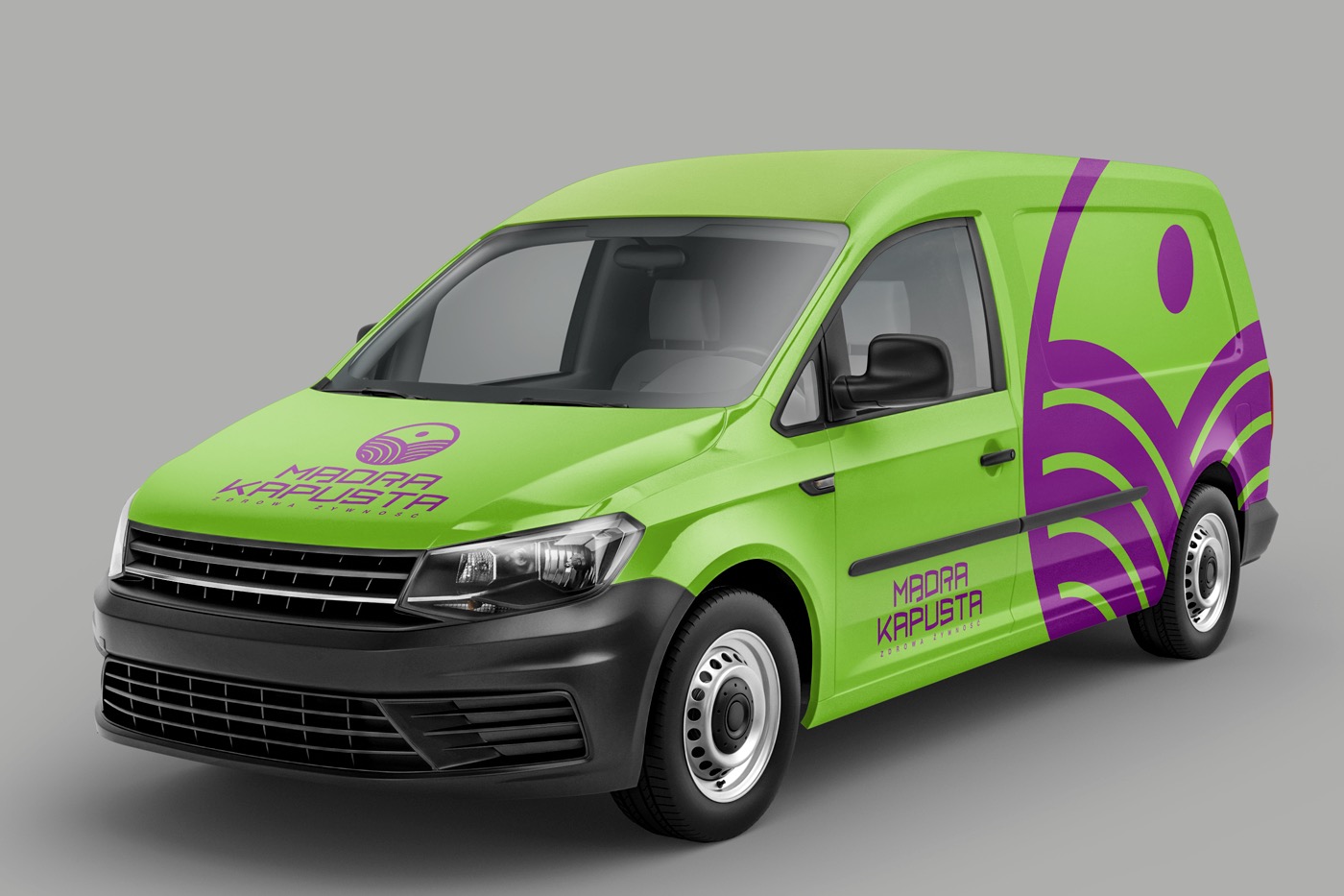 Jasnozielony van z fioletowym logo i grafiką firmy Madra Kapusta, prezentujący branding na pojeździe.