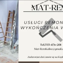 Plakat reklamowy firmy Mat-Rem z Kalisza oferującej usługi remontowe i wykończenia wnętrz, z widocznymi w tle dwoma drewnianymi drabinami i poziomnicą w trakcie remontu.