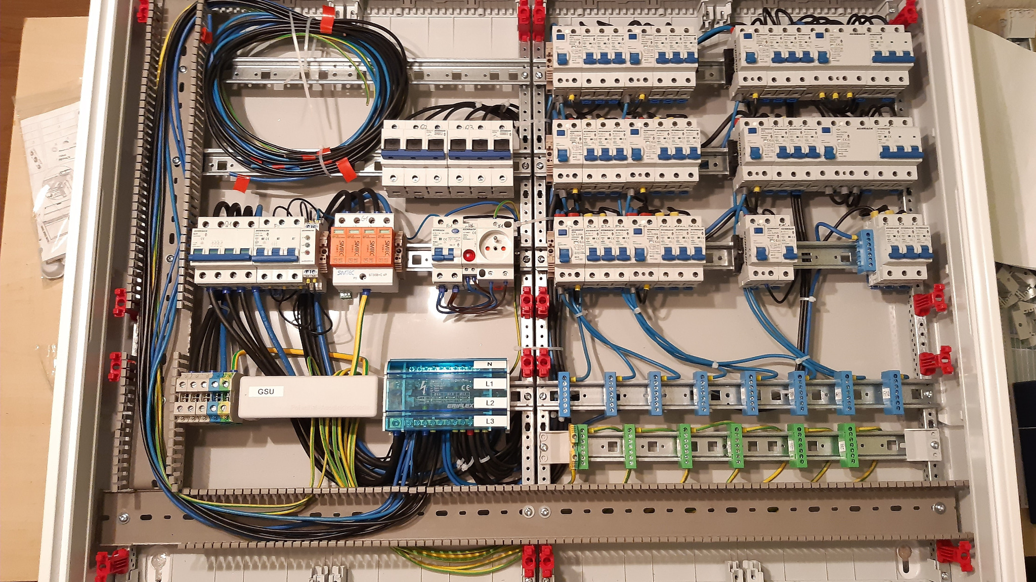 Rozdzielnica elektryczna z zainstalowanymi bezpiecznikami, zabezpieczeniami przepięciowymi i modułem inteligentnego domu, okablowana i gotowa do użycia.