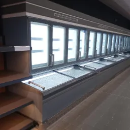 Montaż górnej zabudowy lodówek + montaż dolnych odbojów w sklepie Aldi