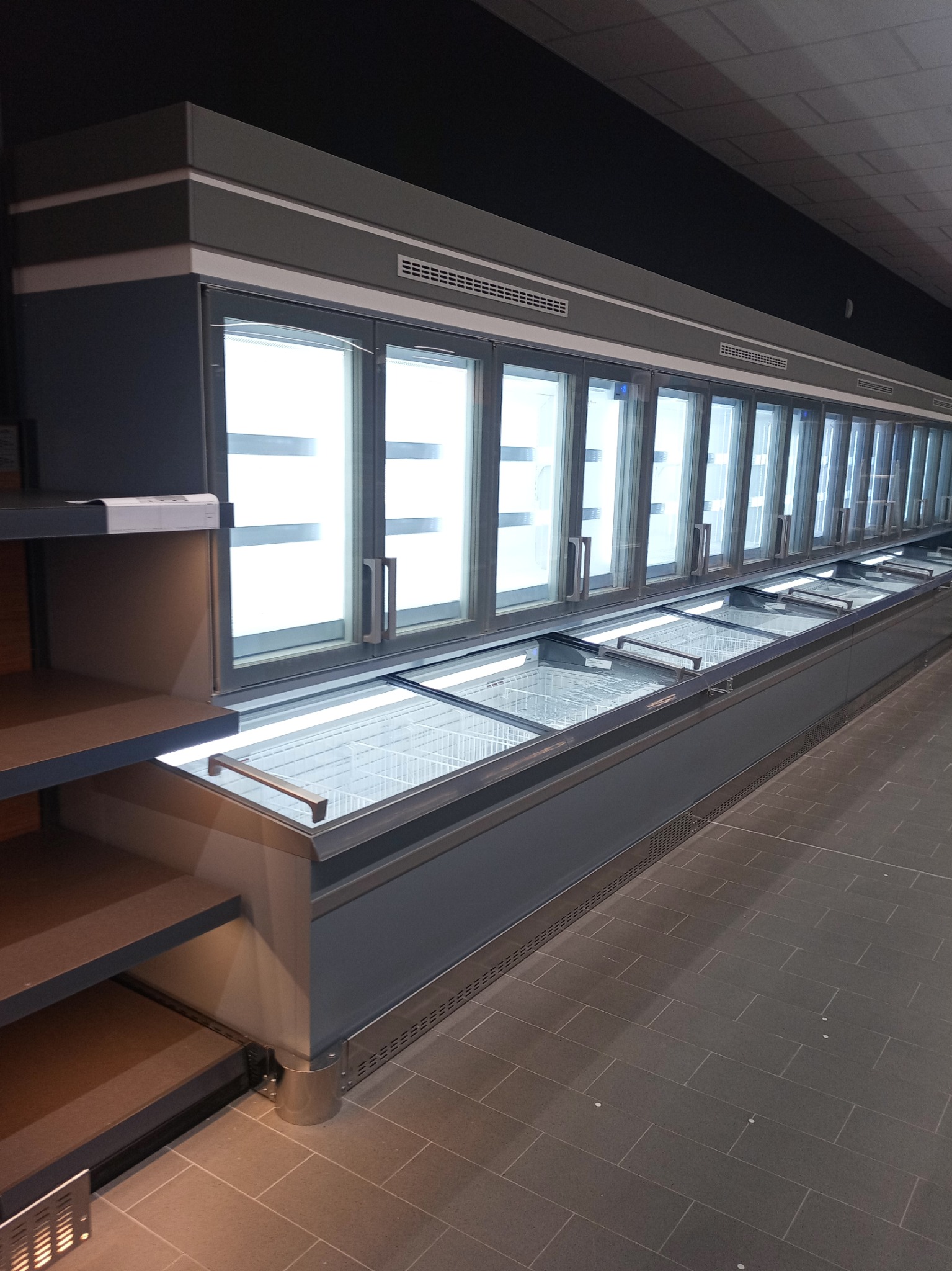 Montaż górnej zabudowy lodówek + montaż dolnych odbojów w sklepie Aldi