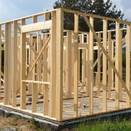 Konstrukcja szkieletowa domu jednorodzinnego w Cisownicy, widoczne drewniane elementy nośne ścian i stropu, przygotowane do dalszych prac budowlanych.