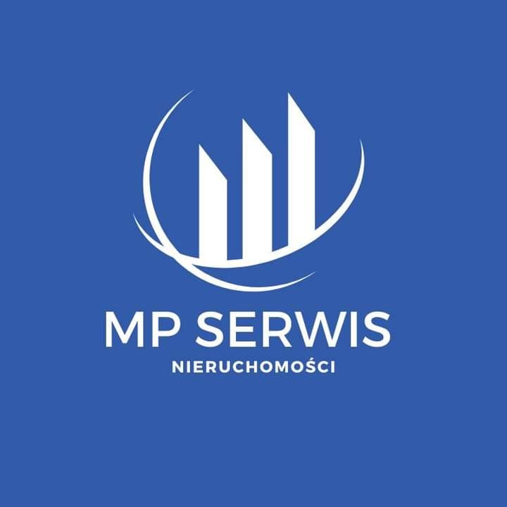Logo firmy MP Serwis Nieruchomości z Warszawy na niebieskim tle, przedstawiające trzy białe, stylizowane budynki otoczone półokręgiem.