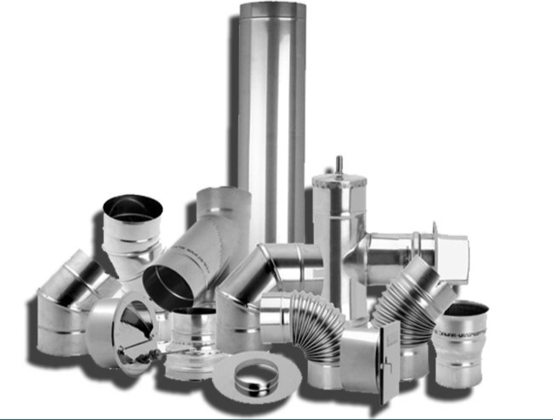 Zestaw srebrnych, metalowych rur i kształtek wentylacyjnych o różnej średnicy i kątach zagięcia, w tym rura karbowana, na białym tle.