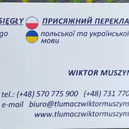 Wizytówka tłumacza przysięgłego Wiktora Muszyńskiego z polskimi i ukraińskimi flagami, zawierająca dane kontaktowe: numery telefonów, adres e-mail i stronę internetową.