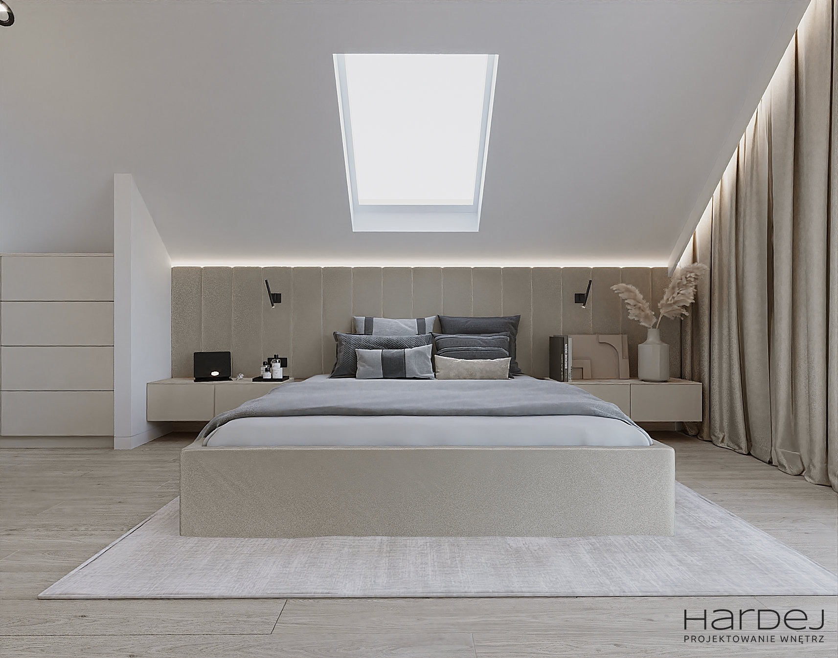 Neutralna sypialnia na poddaszu z łóżkiem na podeście, oświetleniem LED za wezgłowiem, oknem dachowym i zasłonami w odcieniach beżu.