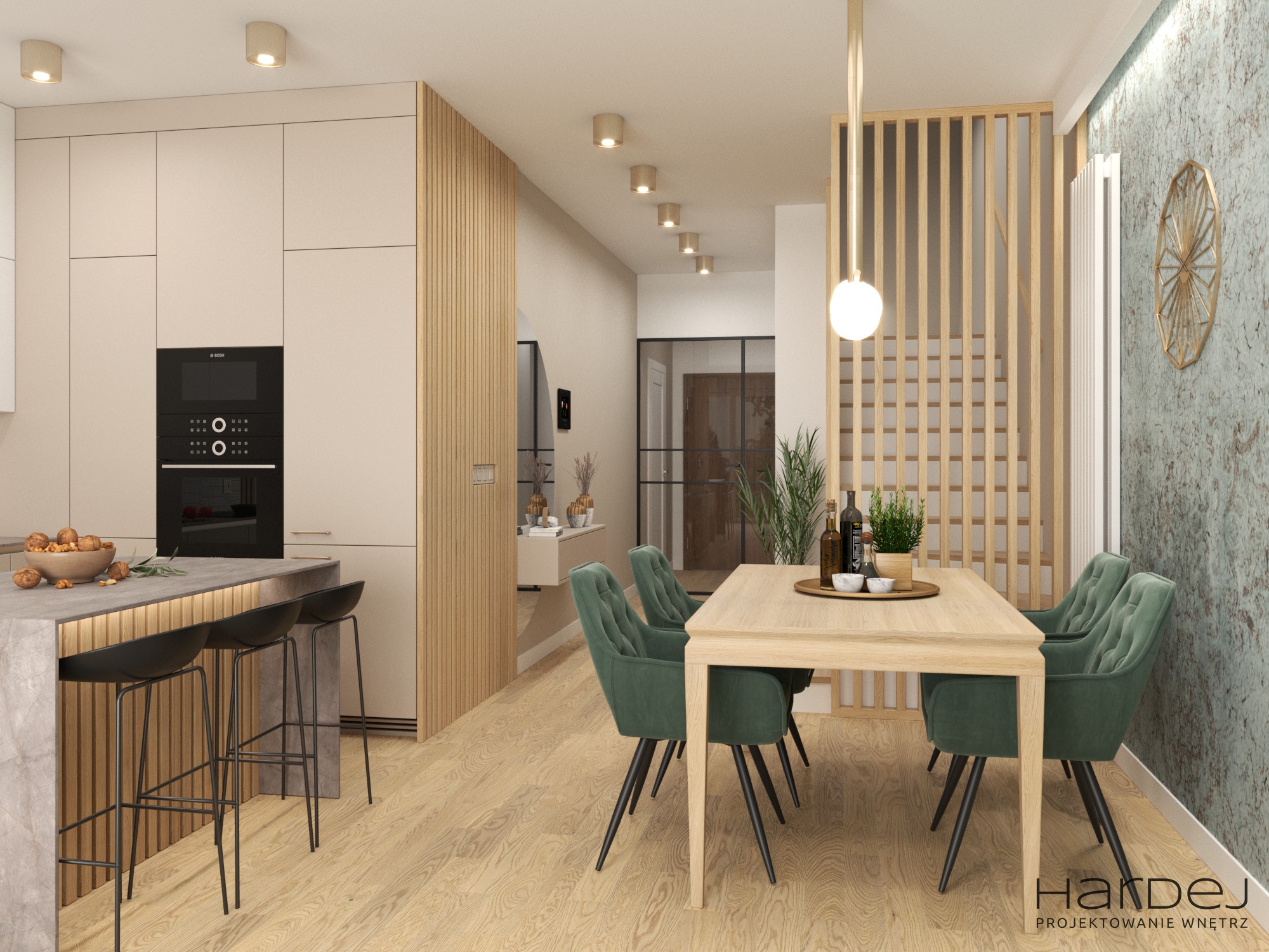 Wizualizacja wnętrza: połączona kuchnia z jadalnią, beżowe szafki kuchenne, wyspa z hokerami, drewniana podłoga, stół z zielonymi krzesłami w stylu glamour, dekoracyjna ściana z ornamentem...