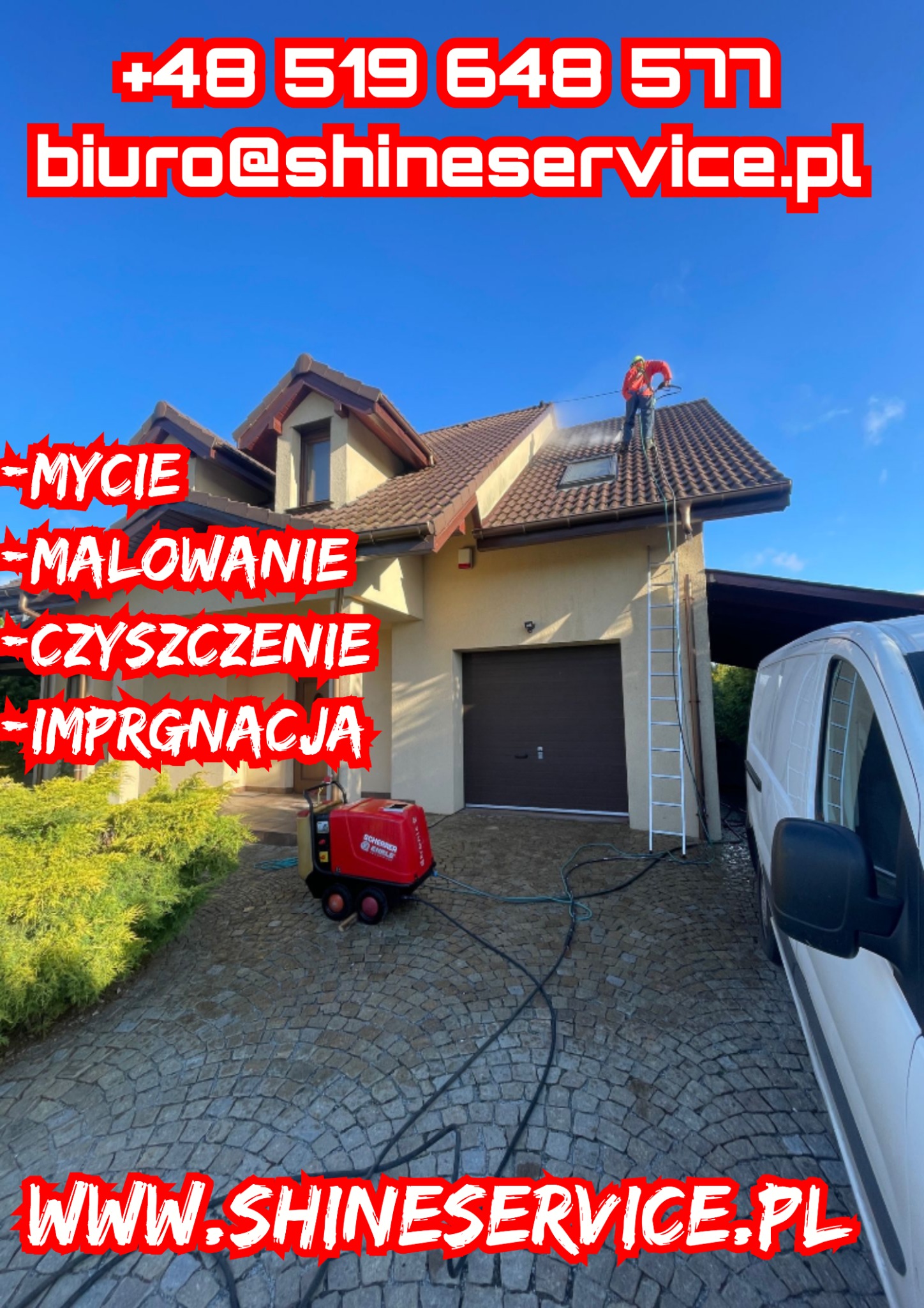 Pracownik w czerwonej kurtce myje dach domu za pomocą myjki ciśnieniowej, widoczna drabina oparta o ścianę, kostka brukowa na podjeździe, budynek z beżową elewacją, na dole reklama firmy.