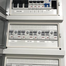 BAU FIT - Rozdzielnica elektryczna z bezpiecznikami EATON, opisane obwody: Zasilanie, OŚW 1-4, Alarm, Zmywarka, GK 1/2/3, Lodówka, Podgrzewacz wody.