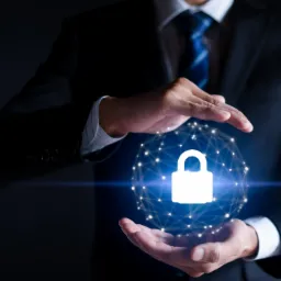 Mężczyzna w garniturze trzyma w dłoniach świecący globus z siecią połączeń i ikoną kłódki, symbolizujący bezpieczeństwo danych.