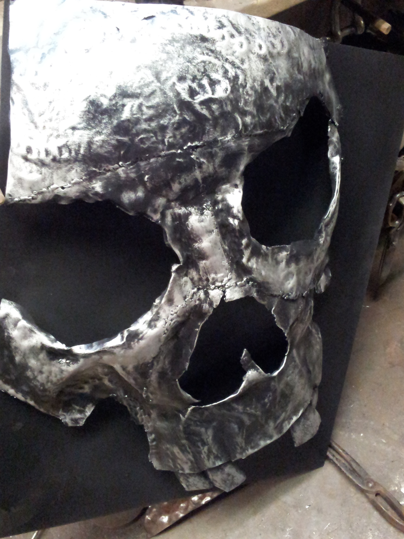 Logo zakładu tatuażu - czarny ze srebrną patyną