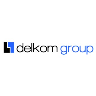Logo firmy Delkom Group z czarnym symbolem po lewej stronie i niebieskim napisem 'delkom group' po prawej, na białym tle.