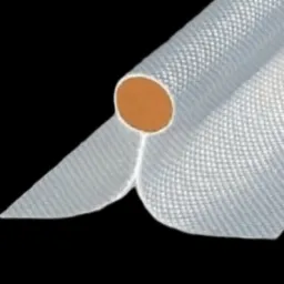 Rolka perforowanej folii ochronnej z widocznym rdzeniem, ujęcie z bliska na czarnym tle.