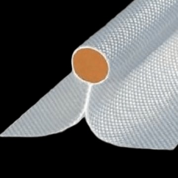 Rolka perforowanej folii ochronnej z widocznym rdzeniem, ujęcie z bliska na czarnym tle.