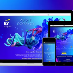 Responsywny design strony internetowej firmy EY, wyświetlany na laptopie, tablecie i smartfonie, z abstrakcyjną grafiką w odcieniach niebieskiego i fioletu oraz hasłem 'Audit Odyssey'.