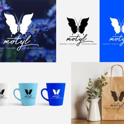 M2 Graphics Mantużyk Marek - Wizualizacja identyfikacji marki Gabinet Terapii Logopedycznej 'Motyl' na tle kwiatów, w trzech wariantach kolorystycznych, na kubkach i torbie papierowej.