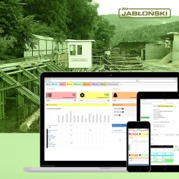 M2 Graphics Mantużyk Marek - Oprogramowanie do zarządzania tartakiem wyświetlane na laptopie, tablecie i smartfonie, z widokiem na składowisko drewna w tle.