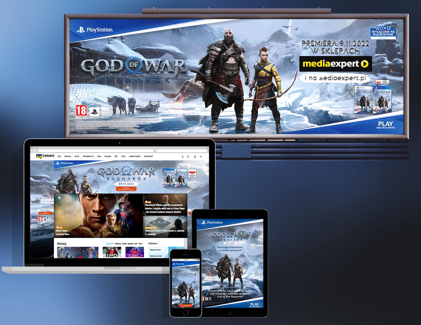 Reklama gry God of War Ragnarok na billboardzie, laptopie, tablecie i smartfonie, z uwzględnieniem logo PlayStation i Media Expert.