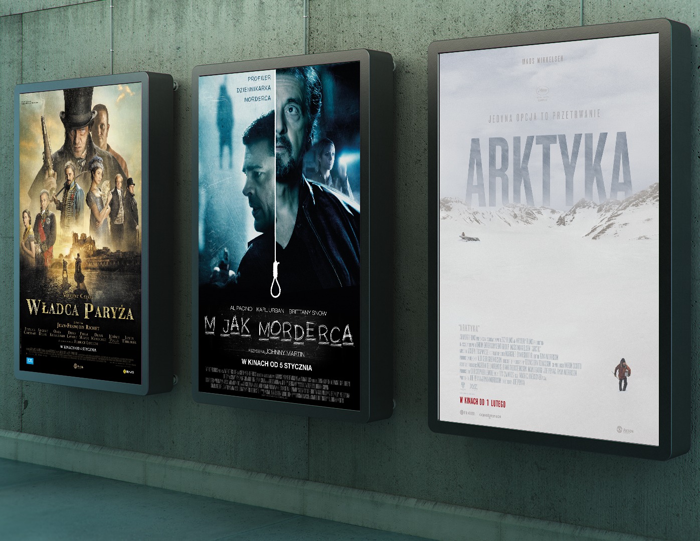 Trzy podświetlane plakaty filmowe na szarej ścianie: Władca Paryża, M jak Morderca z Alem Pacino, Arktyka z Madsem Mikkelsenem.