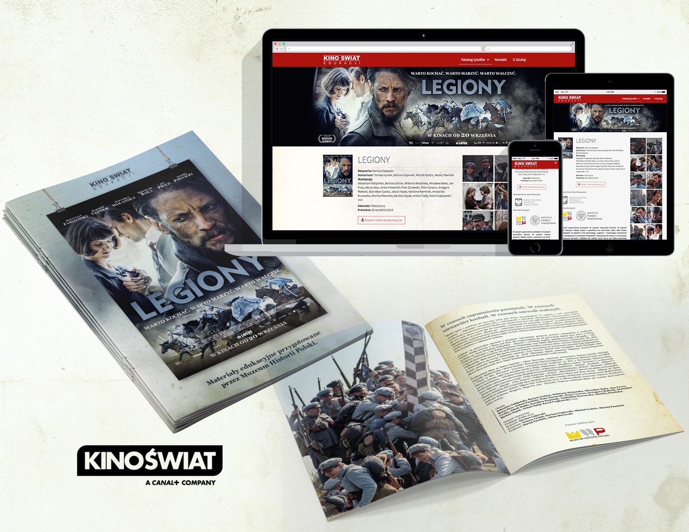 Prezentacja materiałów promocyjnych filmu 'Legiony': laptop, tablet i smartfon wyświetlające stronę internetową filmu, obok stos ulotek i otwarta książka z kadrami z filmu.