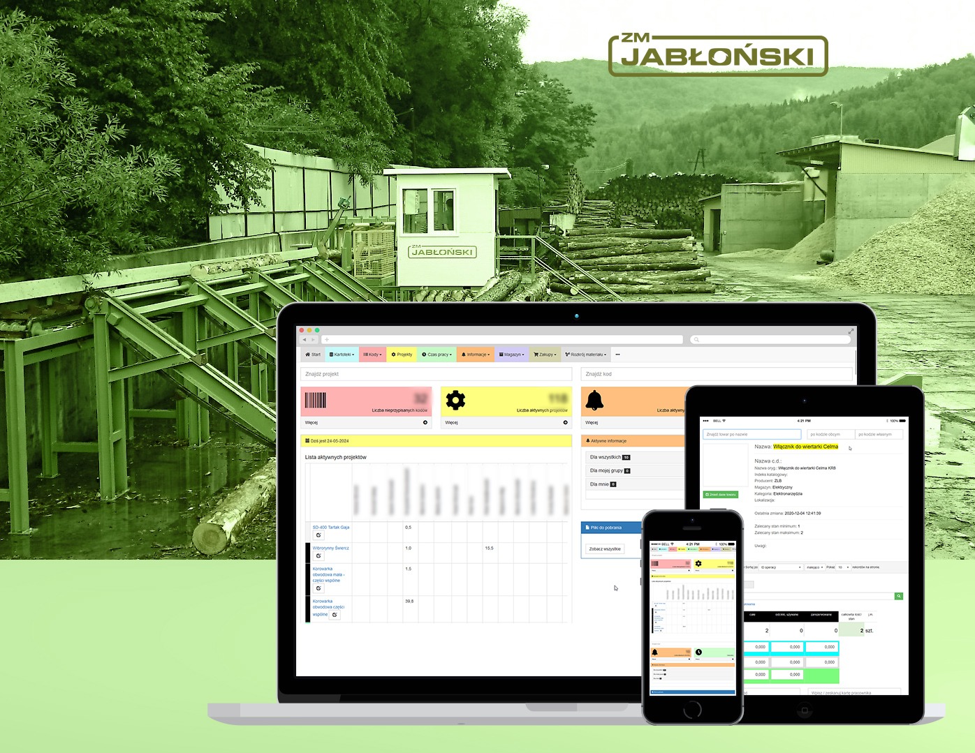 Oprogramowanie do zarządzania tartakiem wyświetlane na laptopie, tablecie i smartfonie, z widokiem na składowisko drewna w tle.