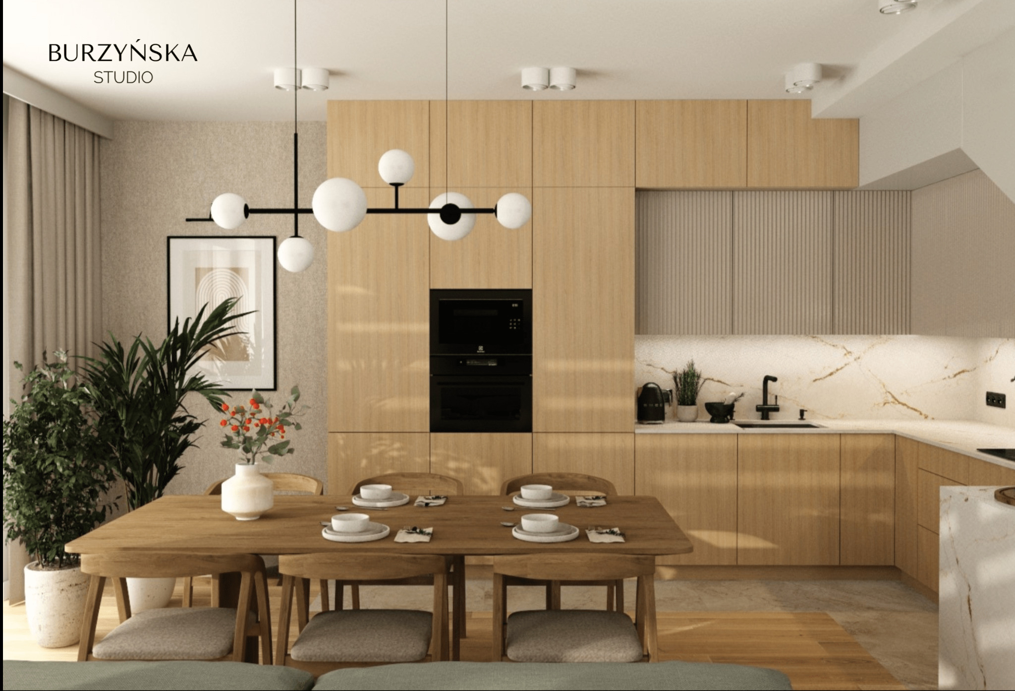 Nowoczesna kuchnia z drewnianymi frontami szafek, marmurowym blatem i stołem jadalnym z nakryciem dla czterech osób, oświetlona lampą wiszącą z kulistymi kloszami, z roślinami doniczkowymi w tle.
