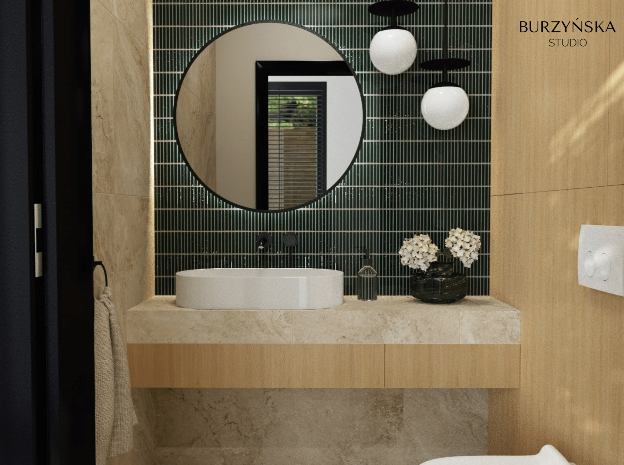Nowoczesna łazienka z okrągłym lustrem, umywalką nablatową i ciemnozieloną mozaiką na ścianie, oświetlona kulistymi lampami wiszącymi, z elementami drewnopodobnymi i dyskretnym logo firmy Burzyńska...