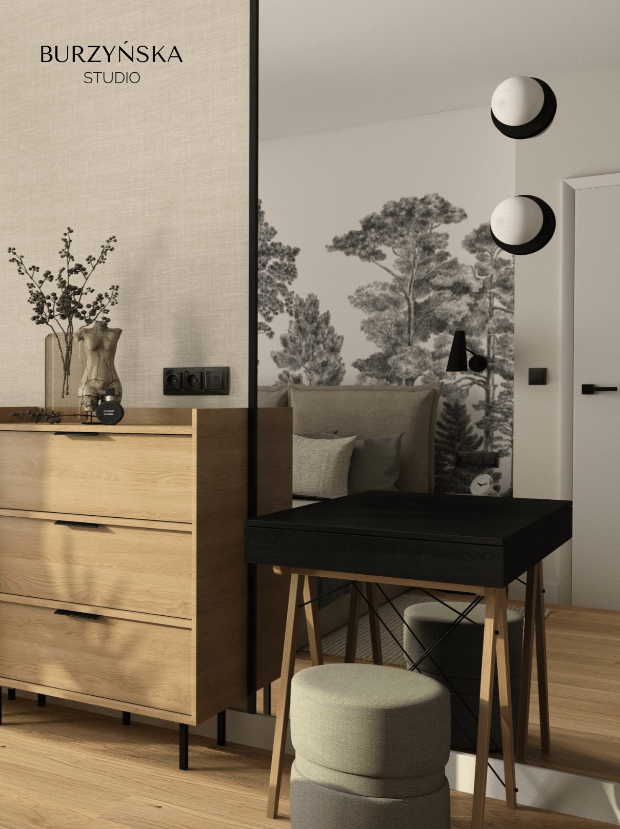 Nowoczesna sypialnia z drewnianą komodą, czarnym biurkiem i tapetą z motywem lasu, oświetlona okrągłymi lampami ściennymi i lampką biurkową.