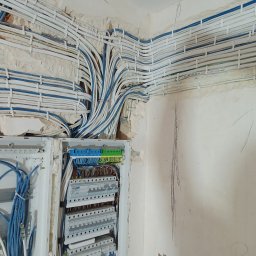 Modernizacja instalacji elektrycznej w mieszkaniu umożliwiająca sterowanie oświetleniem z pozycji smartfona