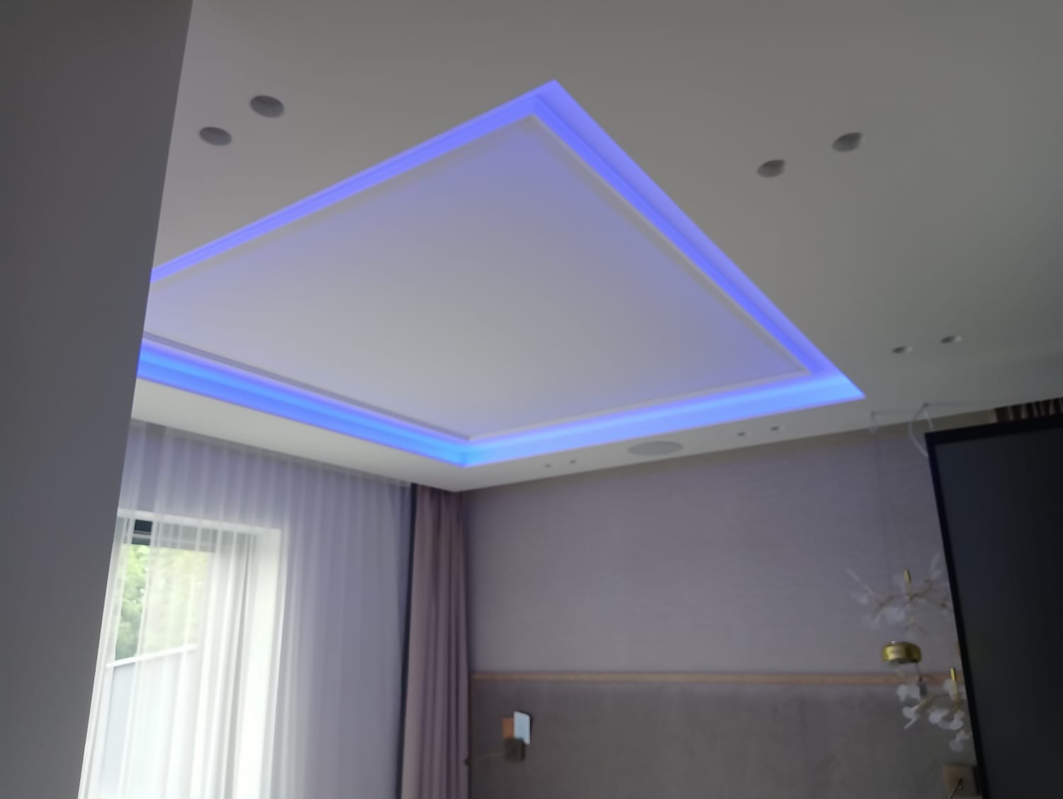 Oświetlenie LED kolor w suficie podwieszanym