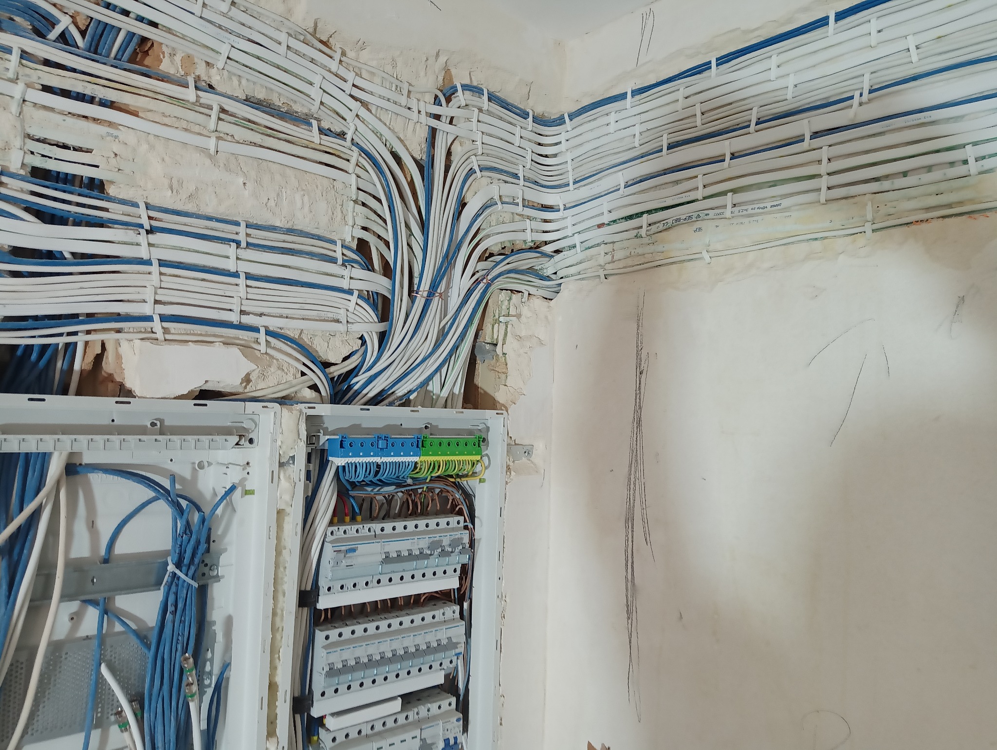 Modernizacja instalacji elektrycznej w mieszkaniu umożliwiająca sterowanie oświetleniem z pozycji smartfona