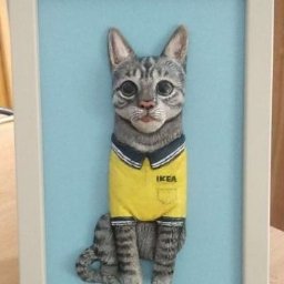 Portret kota w formie figurki w ramce, stworzony na podstawie zdjęć oraz opisu