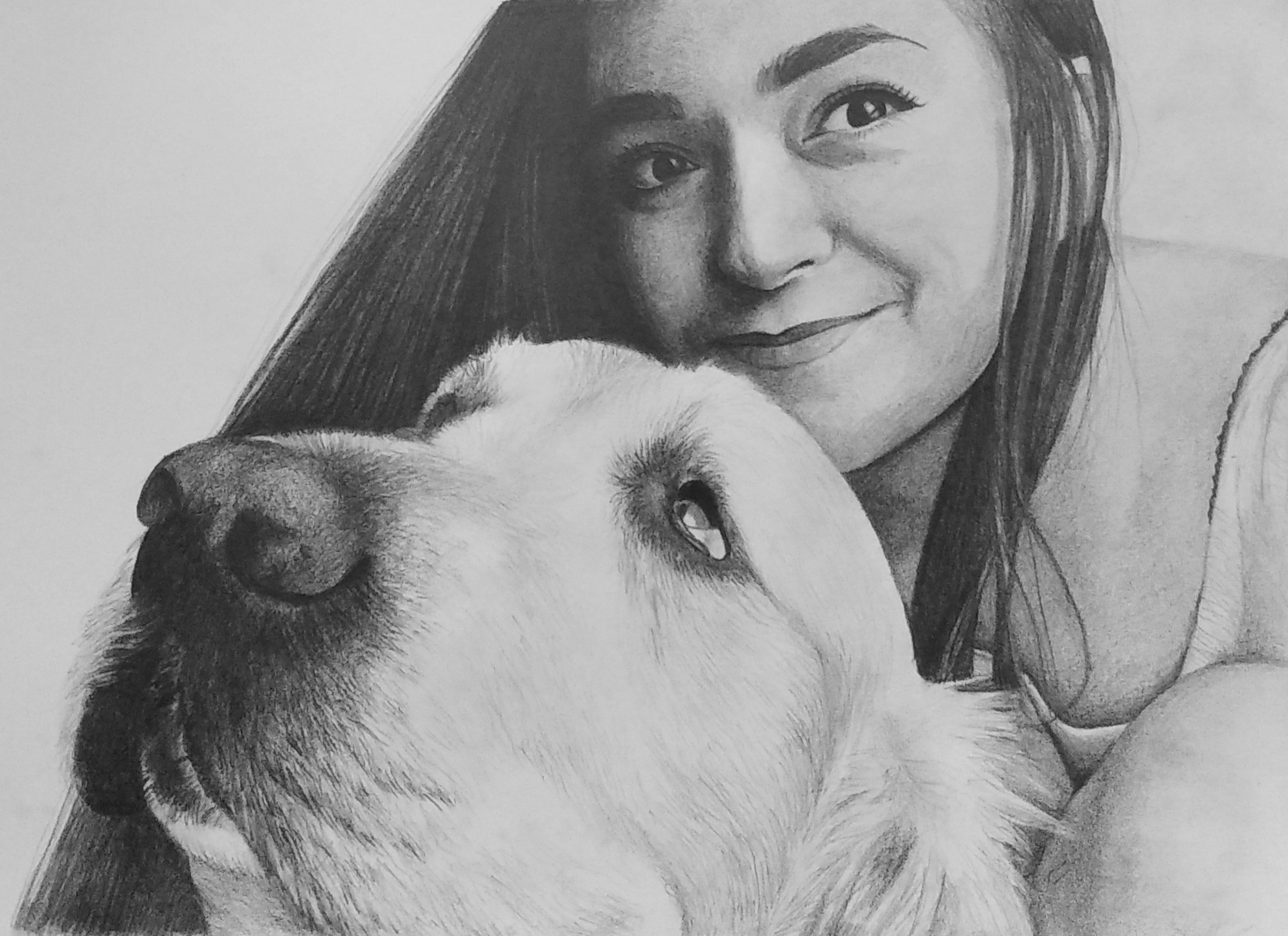 Portret ołówkiem A4 przedstawiający uśmiechniętą kobietę przytulającą psa rasy golden retriever. Widoczny detaliczny rysunek sierści psa i włosów kobiety.
