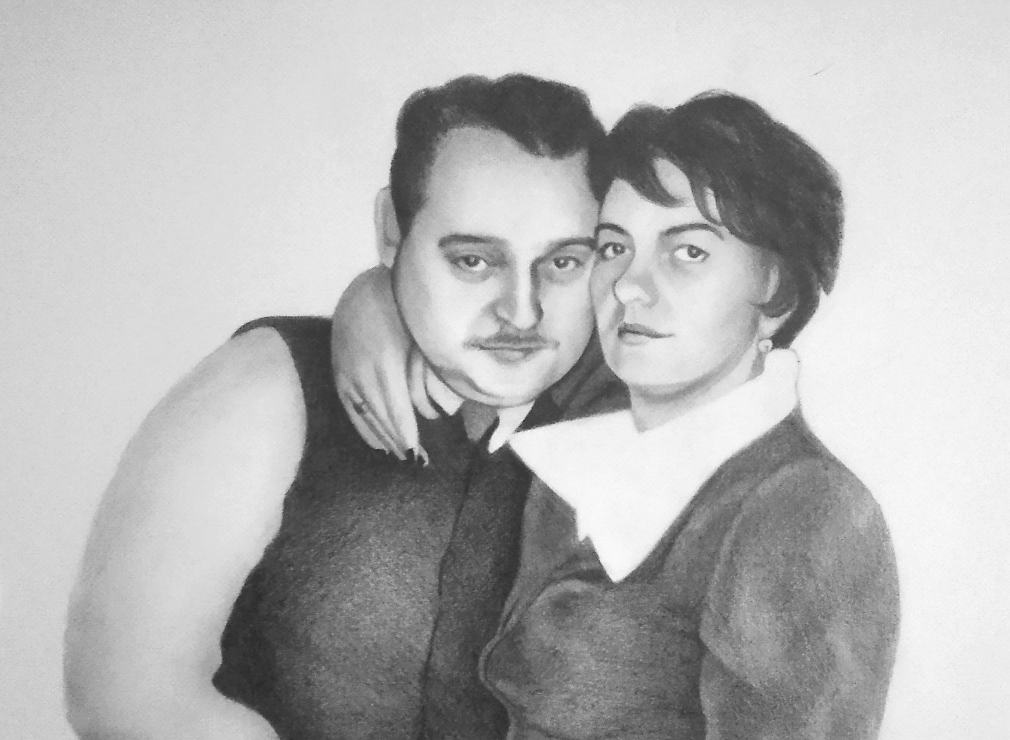 Czarno-biały portret pary, mężczyzna z wąsami obejmuje kobietę, wykonany techniką ołówkową z widoczną fakturą papieru.