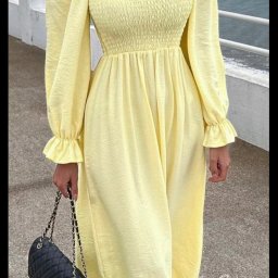 Платье с резиночкой  ,оно идеально садится на несколько размеров ,выгодно подчеркнёт все достоинства вашей фигуры делая талию очень тонкой а весь образ женственный.