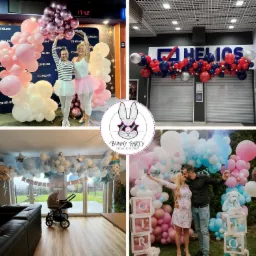 Kompozycja z balonów w różnych kolorach i kształtach, aranżacje balonowe dla różnych okazji, dekoracje balonowe w pomieszczeniach i na zewnątrz, w tle logo firmy Helios, para świętująca płeć...