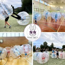 Bunny Party - organizacja imprez Ewelina Twarowska - Zabawa w kulach Bumper Ball na trawie i sali gimnastycznej. Grupa osób w przezroczystych kulach, logo firmy eventowej w centrum. Aktywna rozrywka na imprezie.