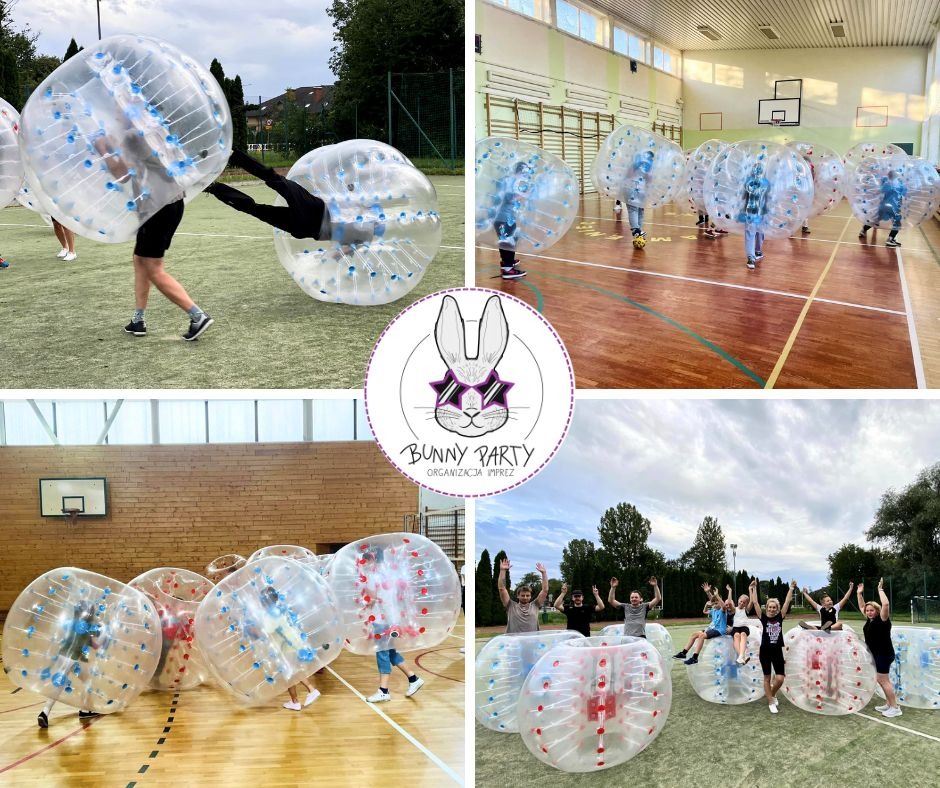 Zabawa w kulach Bumper Ball na trawie i sali gimnastycznej. Grupa osób w przezroczystych kulach, logo firmy eventowej w centrum. Aktywna rozrywka na imprezie.