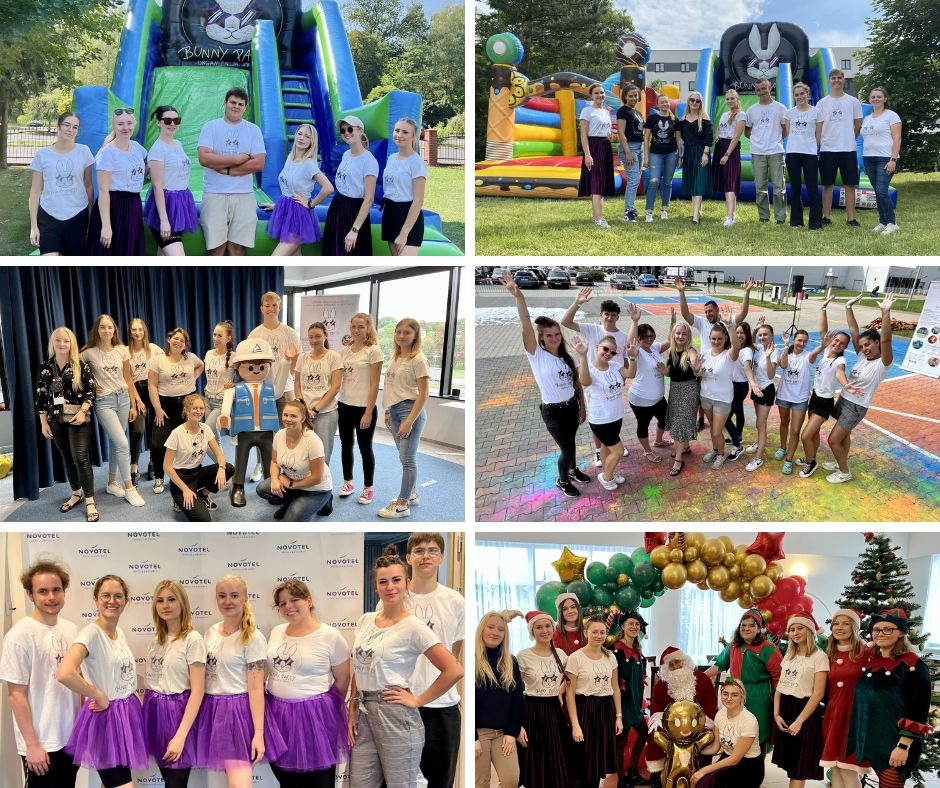 Kolaż zdjęć grupy animatorów w białych koszulkach z logo, pozujących na tle dmuchańców, zabawek i dekoracji świątecznych. Różne lokalizacje i okazje.