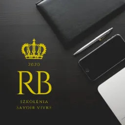 Kompozycja na ciemnym biurku z notatnikiem, długopisem, telefonem i fragmentem laptopa, uzupełniona o złote logo 'RB Szkolenia Savoir Vivre' z koroną i rokiem 2020.