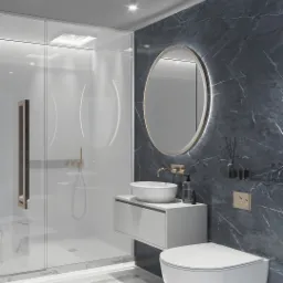 Nowoczesna łazienka z marmurową ścianą, okrągłym lustrem z podświetleniem LED, wiszącą toaletą i przeszkloną kabiną prysznicową.