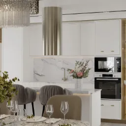 Elegancka, nowoczesna kuchnia w Warszawie z białymi szafkami z delikatnymi złotymi obramowaniami, marmurowym backsplashiem i wyspą z szarymi hokerami. Nad wyspą wisi dekoracyjny żyrandol, a...